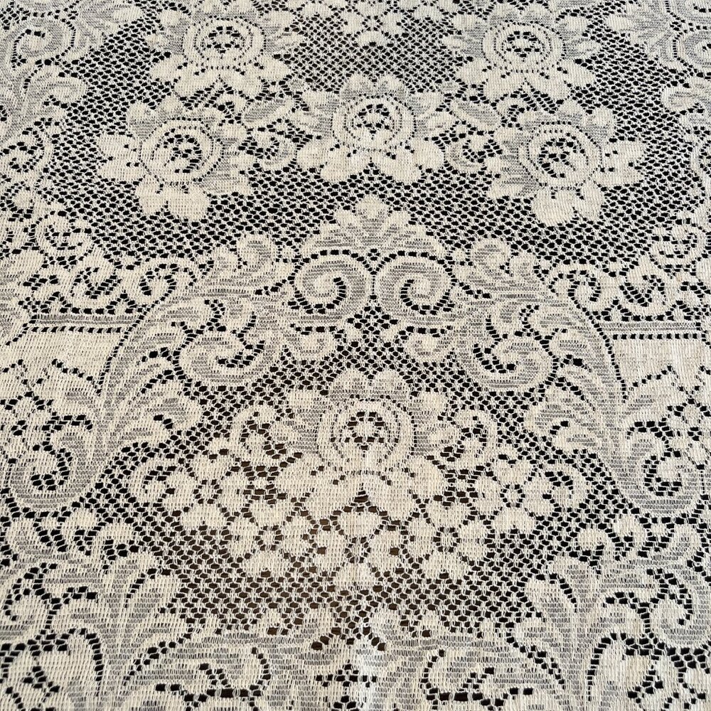 Large Lace Tablecloth - Picture 2 of 8